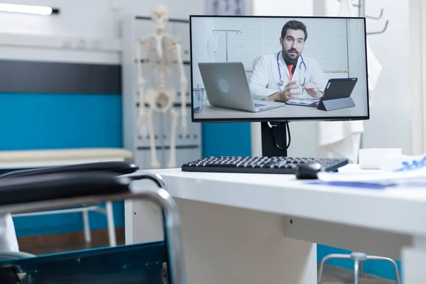 Compute screen with remote therapist doctor explaining during online videocall — 图库照片