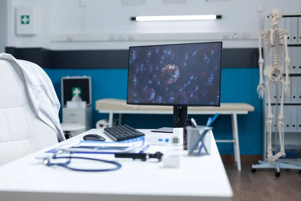 Oficina moderna vacía con computadora de pie en la mesa de escritorio —  Fotos de Stock