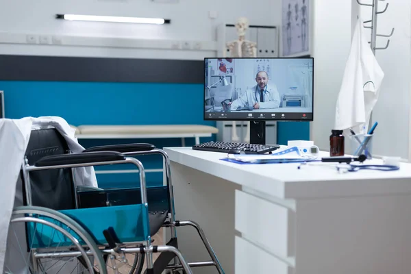 Počítačová obrazovka se vzdáleným mužem lékař mluvit během online videokall — Stock fotografie