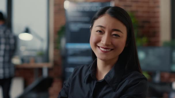 Retrato de sorrindo desenvolvedor de software asiático olhando para a câmera — Vídeo de Stock