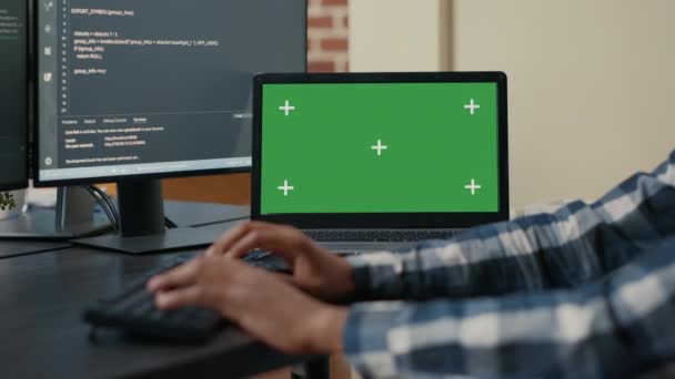 Gros plan de l'ordinateur portable avec écran vert chroma key mockup et afro-américains mains code d'écriture — Video