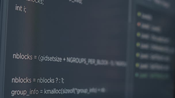 Close-up van het computerscherm van de systeemontwikkelaar met broncode — Stockvideo