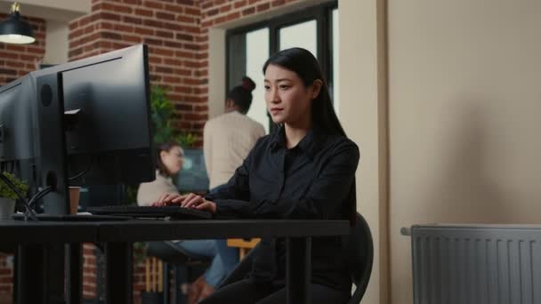 Portrait of focused system engineer happy with parsing results sitting at desk — Stok video