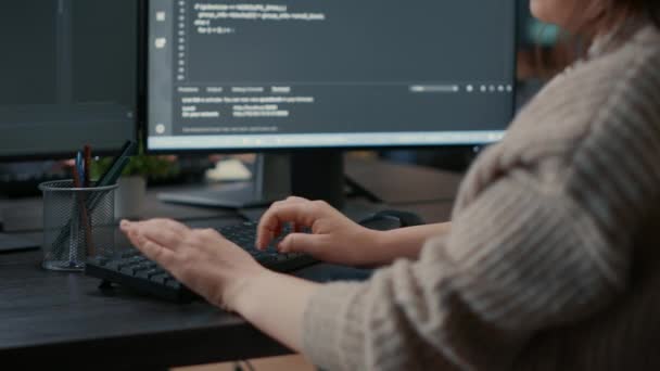 Close-up van Kaukasische software coder handen typen op het toetsenbord in de voorkant van het computerscherm — Stockvideo
