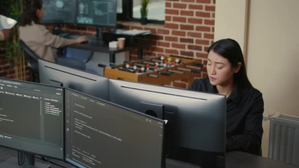 Portrait de programmeur asiatique axé sur l'écriture code rencontre une erreur de compilation inattendue — Video