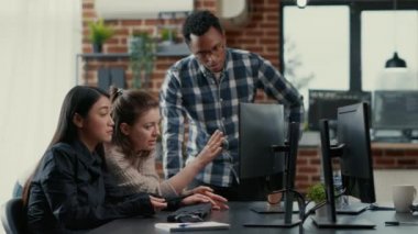 Kodlara bakan yeni bulut hesaplama kullanıcı arayüzü için fikir üreten karışık programcı takımı