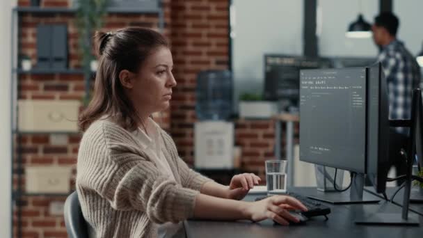 Programista wpisujący kod źródłowy na głowicy obracającej klawiaturę komputera i uśmiechający się — Wideo stockowe
