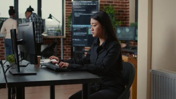 Системний інженер зосередився на написанні коду, сидячи за столом в офісі розробки програмного забезпечення — стокове відео