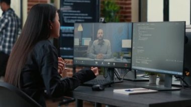 Proje sahibiyle video konferansında kod teslim tarihini tartışan serbest yazar yazılım programcısı