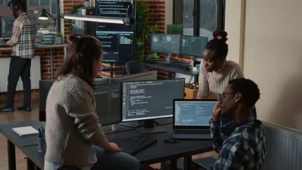 Programer sitting on desk discussing with mixed team of software developers about artificial intelligence — Αρχείο Βίντεο