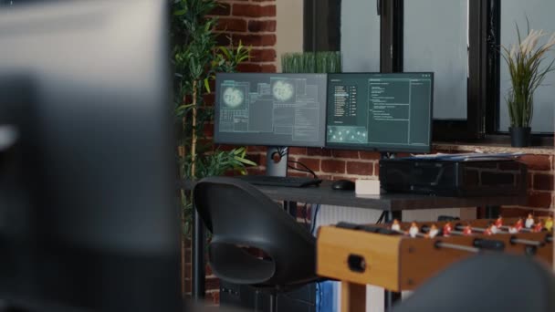 Escritorio con múltiples monitores de ordenador que muestran visualización de red neuronal — Vídeo de stock