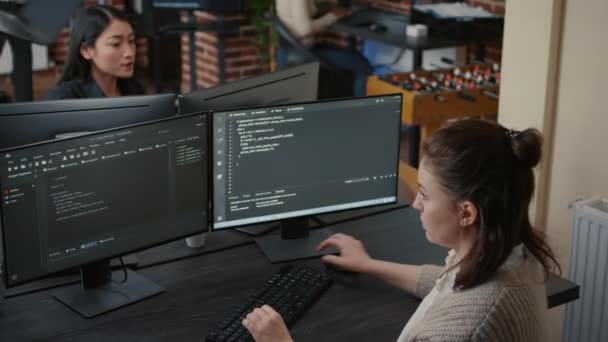 Κώδικας γραφής προγραμματιστών λογισμικού μπροστά από τις πολλαπλές οθόνες υπολογιστών — Αρχείο Βίντεο