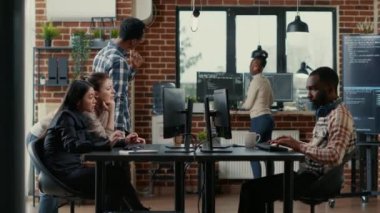 Grup projesi derleme algoritmasında işbirliği yapan küçük geliştiriciler kıdemli programcıdan yardım istiyor