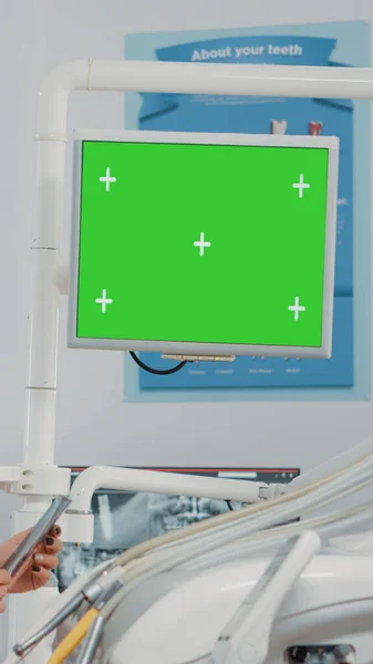 Dentista analisando tela verde horizontal no monitor — Fotografia de Stock