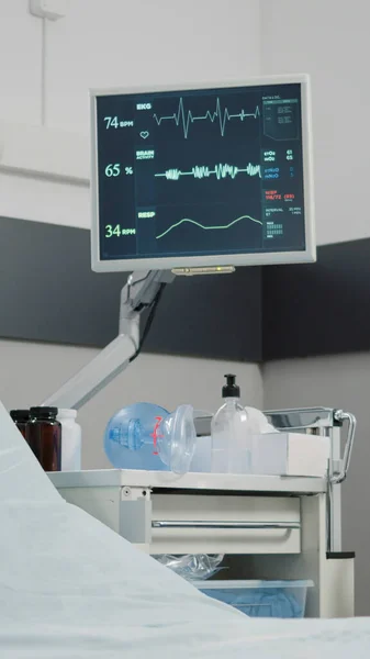 Reparto ospedaliero con cardiofrequenzimetro per assistenza sanitaria e recupero — Foto Stock