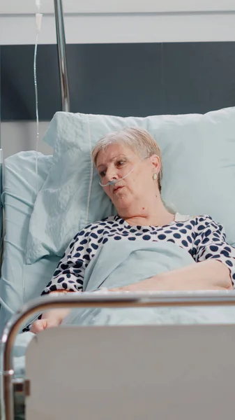 Medische assistent neemt aantekeningen voor diagnose van oudere vrouw — Stockfoto