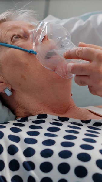 Primo piano del medico che mette maschera di ossigeno sul paziente con malattia — Foto Stock
