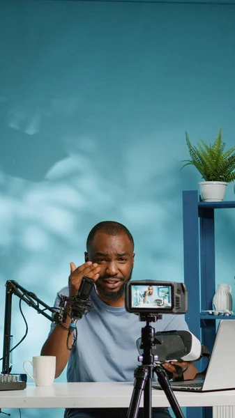 Vlogger afroamericano sosteniendo vasos vr para revisar el producto — Foto de Stock