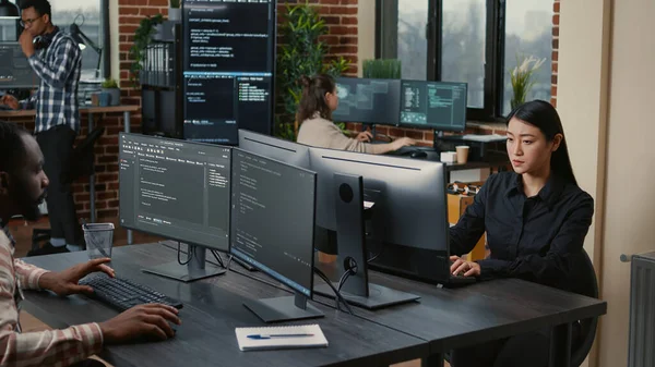 Dos codificadores enfocados uno frente al otro escribiendo código en la oficina de desarrollo de software —  Fotos de Stock