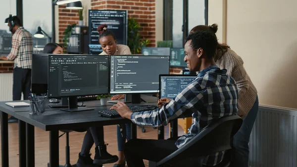 Desarrollador de software mirando el código en ejecución en múltiples pantallas se quita las gafas y haciendo alto gesto de cinco manos —  Fotos de Stock