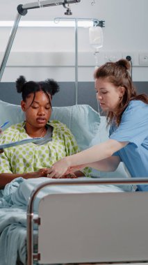 Pratisyen hekim hastaya sağlık danışmanlığı yapıyor.