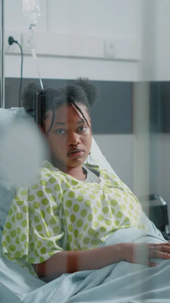 Portret van een Afrikaans-Amerikaanse vrouw die op ziekenhuisafdeling zit — Stockfoto