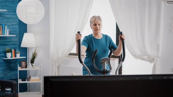 Opleiding van ouderen op een elektronische stationaire fiets — Stockfoto