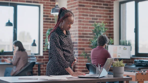 Donna afroamericana in attesa di un figlio e che lavora per affari — Foto Stock