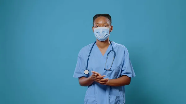 POV van vrouwelijke verpleegkundige die videogesprekken gebruikt om gezondheidszorg uit te leggen — Stockfoto