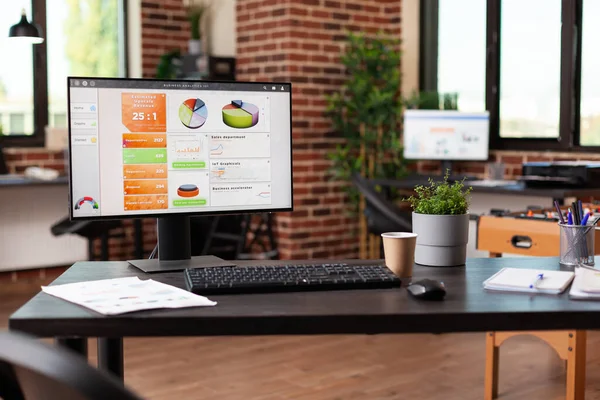 Empty business office with computer and instruments on desk — Fotografia de Stock