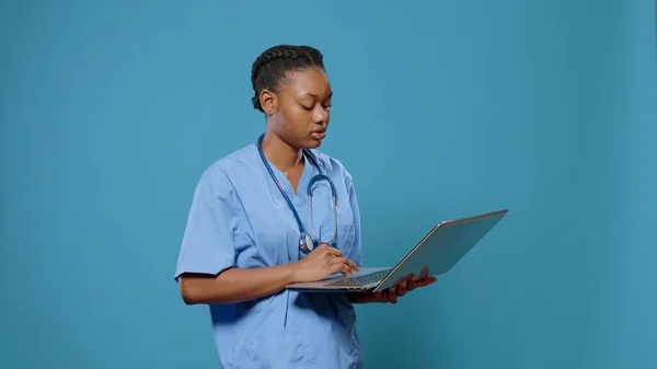 Portrait de l'assistant médical regardant l'écran d'ordinateur portable — Photo