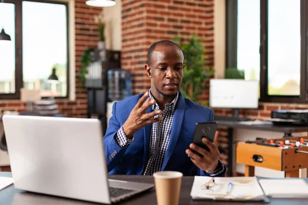 Entrepreneur using video call conference on smartphone to talk about business project — Stockfoto