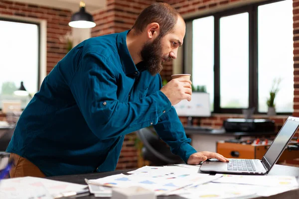 Businessman looking at computer screen analyzing marketing strategy — Stockfoto