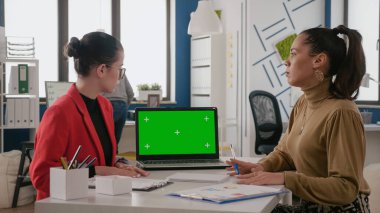 Laptopta yeşil ekranla çalışan kadınlar takımı