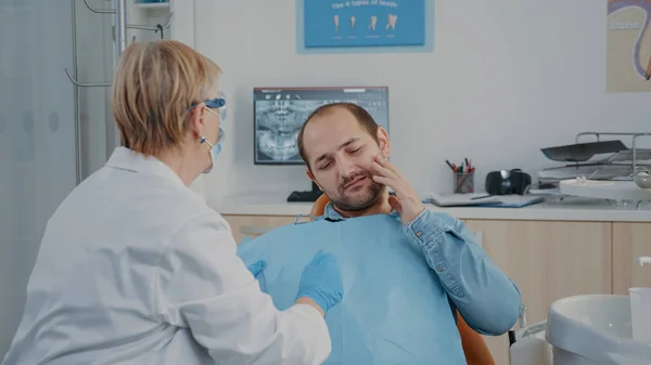 Consultoria médica paciente com problemas dentários e dor de dente — Fotografia de Stock