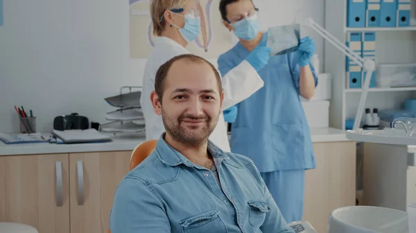 Porträtt av munvård patienten ler och tittar på kameran — Stockfoto