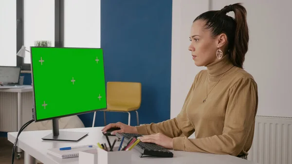 Personne regardant l'écran vert sur l'affichage de l'ordinateur dans le bureau — Photo