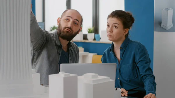 İş arkadaşları mimari ofislerinde dizüstü bilgisayarda model ve maket tasarlıyorlar. — Stok fotoğraf