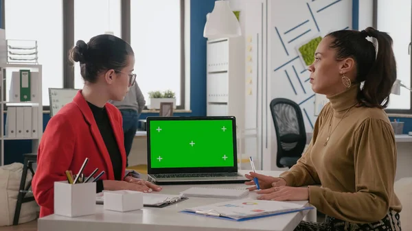 Команда женщин, работающих с зеленым экраном на ноутбуке — стоковое фото
