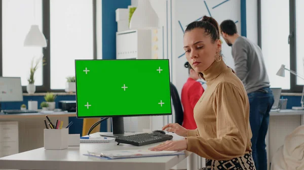 Persona che lavora con schermo verde sul computer — Foto Stock