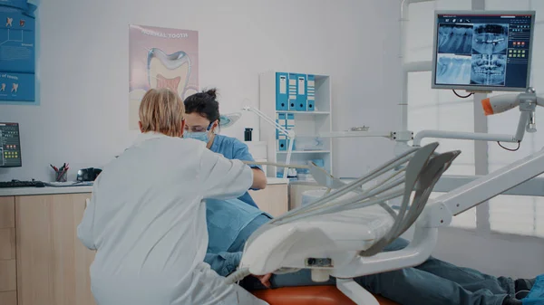 Donna dentista utilizzando strumento per fare la procedura di trapano — Foto Stock