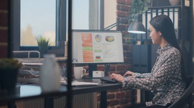 Girişimci iş projesini planlamak için klavyeye yazı yazıyor