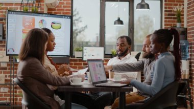 Pazarlama projesini planlamak için birlikte çalışan iş adamları