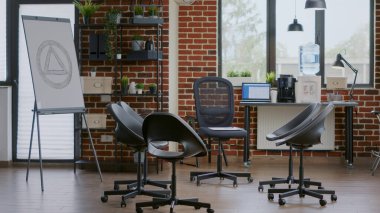 Beyaz tahtada toplantı tabelası ve daire şeklinde sandalyeleri olan boş bir ofis.