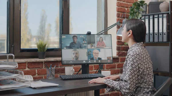 Mulher de negócios conversando com colegas em videochamada online — Fotografia de Stock
