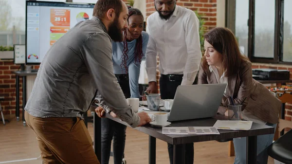 Närbild av affärsmän som arbetar med marknadsföringsstrategi — Stockfoto