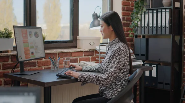 Asiática mulher de negócios usando computador para trabalhar no projeto — Fotografia de Stock
