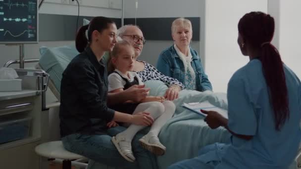医療専門家が患者と彼の家族との面会を確認 — ストック動画