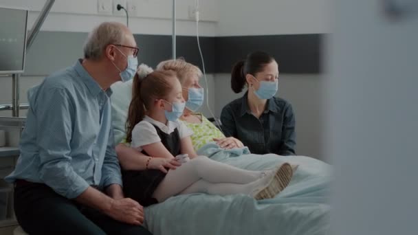 Γιατρός που εξηγεί τη διάγνωση σε άτομα στην νοσοκομειακή πτέρυγα — Αρχείο Βίντεο