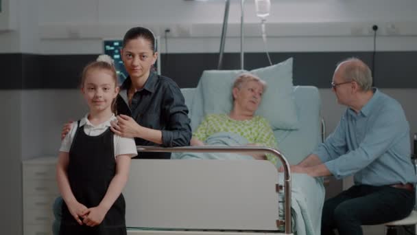 Retrato de la madre y el niño sentados en la sala del hospital durante la visita familiar — Vídeo de stock